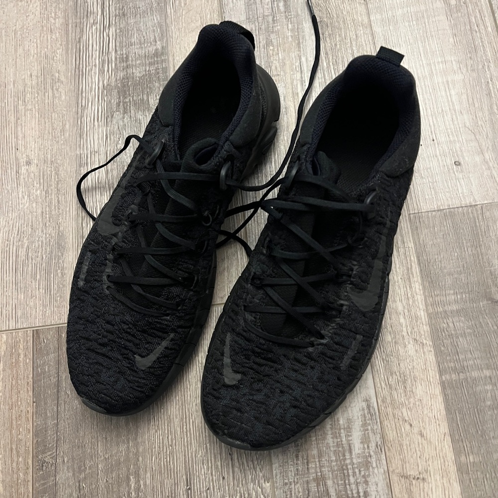 Nike sneakers 8 1/2